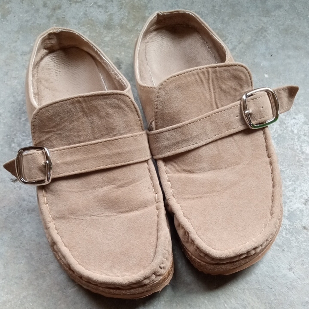 GUC Charlie Paige Tan Slip On Women's Clogs 8